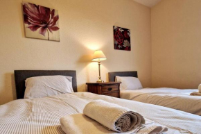 Tallis House, Sleeps 5, near City Centre, Free Parking, Long or Short Stays - by NMB Property